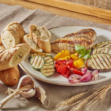 Bagietka z Masłem i Czosnkiem, Mięso z Kurczaka z Grilla, Warzywa Grillowane i Grzanka Grillowana