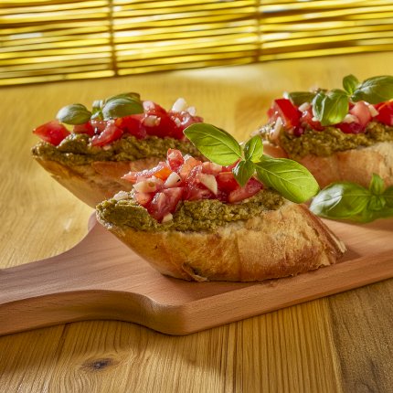 Przekąska Bruschetta (Pesto, Pomidorki Koktajlowe, Bazylia)